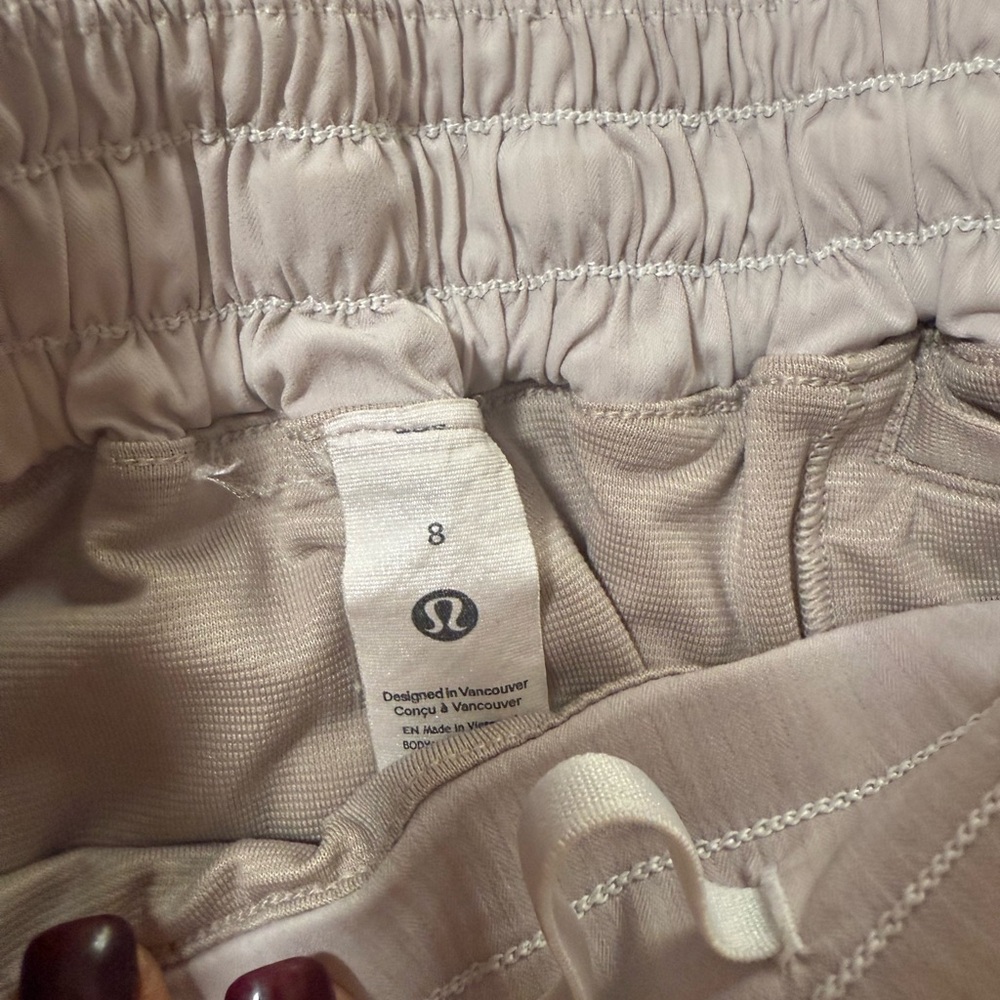 Lululemon Hotty Hot Shorts – Light Gray (Size 8)